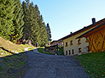 ...und erreichen einen Hof