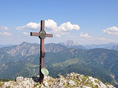 Gipfelkreuz Buchstein, dahinter Blauberge und Guffert