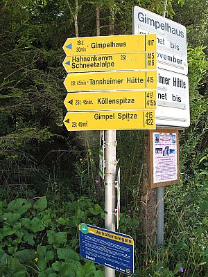 Wegweiser am Parkplatz