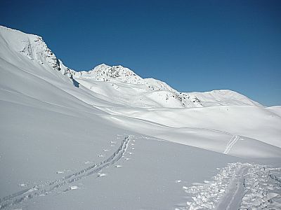 Um die linken Felsen herum