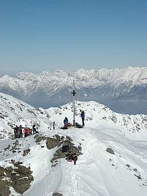 Das Gipfelkreuz vom Nebengipfel aus