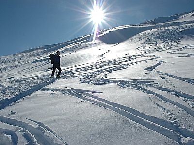 Abfahrt nach dem steileren Gipfelhang