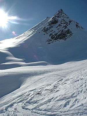 Über uns der markante Felsen
