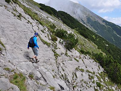 felsiges Gelände zum Fuß der ...