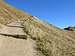 Unterhalb der Felsen wendet sich der Weg nach rechts