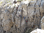 Bergsteiger auf der anderen Seite der Schlucht