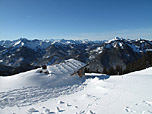 Die Sicht über die bayerische Bergwelt reicht bis zur Zugspitze