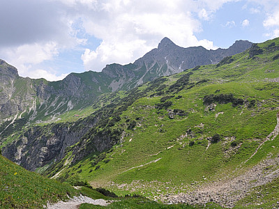 Hinter uns liegt nördlich das Nebelhorn (2224 m)