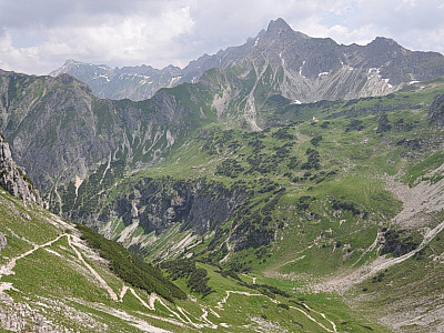 Blick auf den Aufstiegsweg und das Nebelhorn (2224 m)