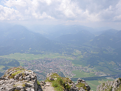 Vom Gipfel der Blick auf Oberstdorf, im Dunst der Hohe Ifen (2229 m)