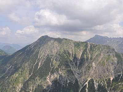 Im Nordosten der Entschenkopf (2043 m) und dahinter der Große Daumen (2280 m)
