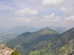 Blick nach Norden, der Schnippenkopf (1833 m), im Dunst links der Grünten.