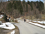 Der geteerte Fahrweg zu Beginn...