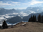 Auf den Sitzbänken genießt man gerne die Aussicht