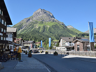 Durch Lech wandern wir auf der Hauptstraße nach Norden auf das Omeshorn zu