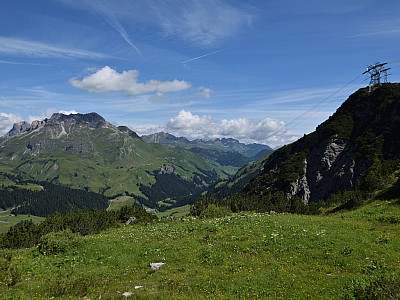 Die Seilbahn taucht auf und ...