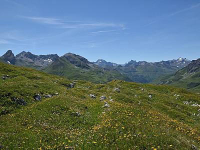 Von der breiten Schulter aus eröffnet sich der Blick auf die Verwallgruppe mit dem markanten Patteriol