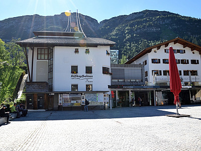 Wer abkürzen möchte biegt hier links zur Seilbahn ab und fährt mit dieser auf den Rüfikopf