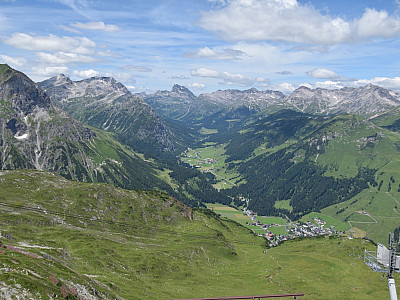 Weit reicht der Blick an Spullerschafberg und am Mehlsack vorbei nach Westen bis zur Roten Wand