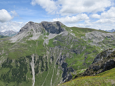 In der Bildmitte zeichnet sich unter den Wösterspitzen der Friedrich-Mayer-Weg ab
