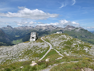 Der Ausblick vom Rüfikopf zurück zur Bergstation der Rüfikopfbahn