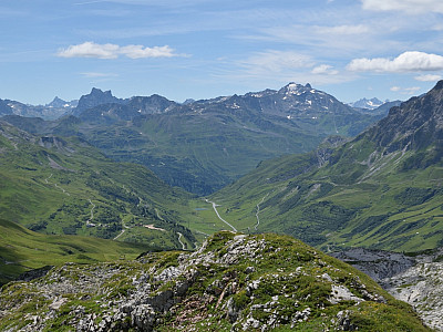 Im Süden zeigt sich der Kaltenberg über dem  Flexenpass