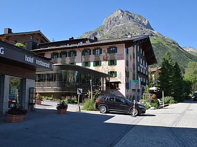 Die Wanderer biegen hier vor dem Gasthaus zur Post links ab