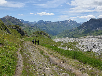 Kurz führt der Weg ein paar Meter bergab, ...