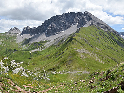 Nach einer Anhöhe steigen wir zu dem Sattel zwischen Rüfikopf und Rüfispitze ab