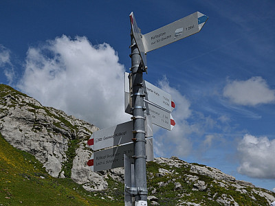 Weiss-Blau markiert führt der Weg nach Südosten weiter zur Rüfispitze