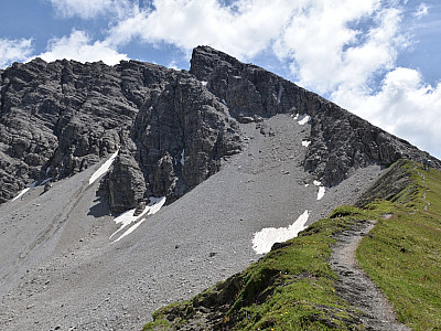 Zunächst geht es nach recht gemütlich auf den Felsfuß zu