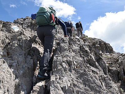 Die Markierung zeigt uns den Weg über die Felsen