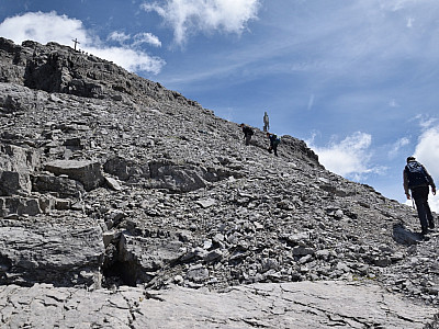 Über groben Schotter führt der Weg weiter zum Gipfelkreuz