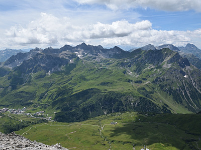 Im Westen können wir unterhalb der Großen Wildgrubenspitze den Zürser See entdecken