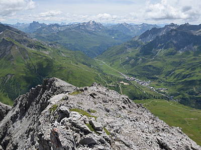 Im Südwesten können wir auf Zürs blicken