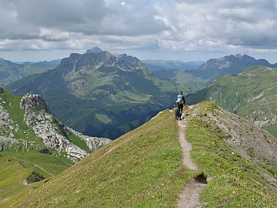 Über den Grat geht es zurück zum Sattel