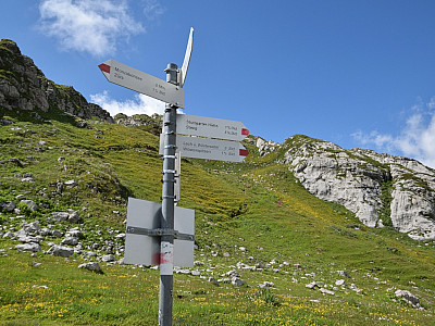 Dort halten wir uns nun rechts nach Osten
