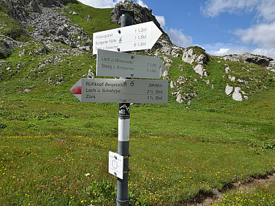 Hier folgen wir dem Weg nach Lech über den Wöstersattel