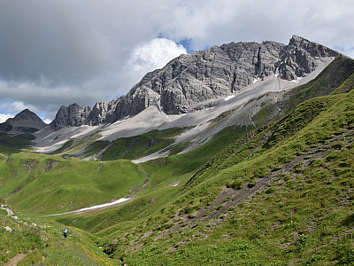 Wunderschön zeigt sich rechts von uns die steile Nordwand der Rüfispitze