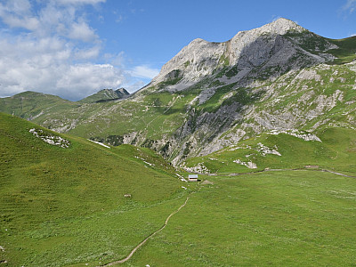 Wir folgen weiter dem Weg auf die kleine Hütte zu
