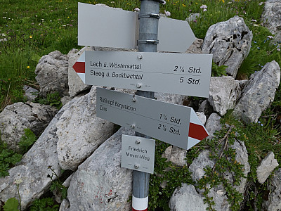 Über den Friedrich-Mayer-Weg marschieren wir zum Wöstersattel