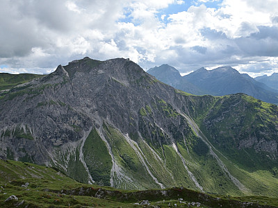 Rechts im Fels ist schön die Seilbahnstation zu erkennen
