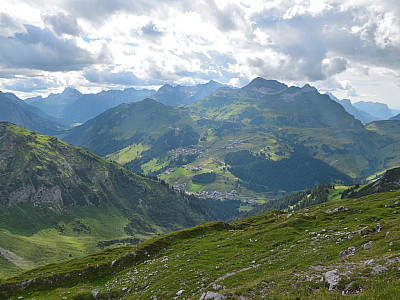 Im Halbschatten tauchen die ersten Häuser von Lech auf
