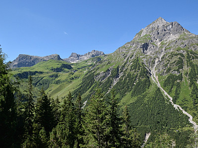 Die Hasenfluh und die Wildgrubenspitze tauchen hinter dem Omeshorn auf