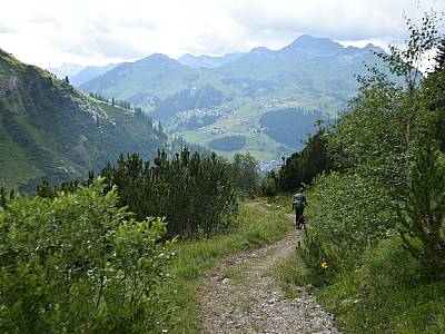 Steil schlängelt sich der Weg ins Tal