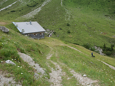 An der kleinen Hütte halten wir uns rechts und folgen dem breiten Weg ins Lechtal