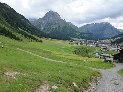 Rechts geht es direkt nach Lech, wir wandern links über die Wiesen zurück zum Ausgangspunkt