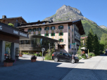 Die Wanderer biegen hier vor dem Gasthaus zur Post links ab