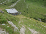 An der kleinen Hütte halten wir uns rechts und folgen dem breiten Weg ins Lechtal