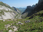 Im Sattel unter uns liegt das Berggasthaus Mesmer